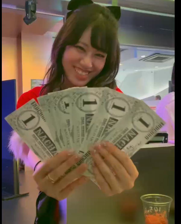 1ナチャン、どうぞ｜応援チップをカメラに向けて